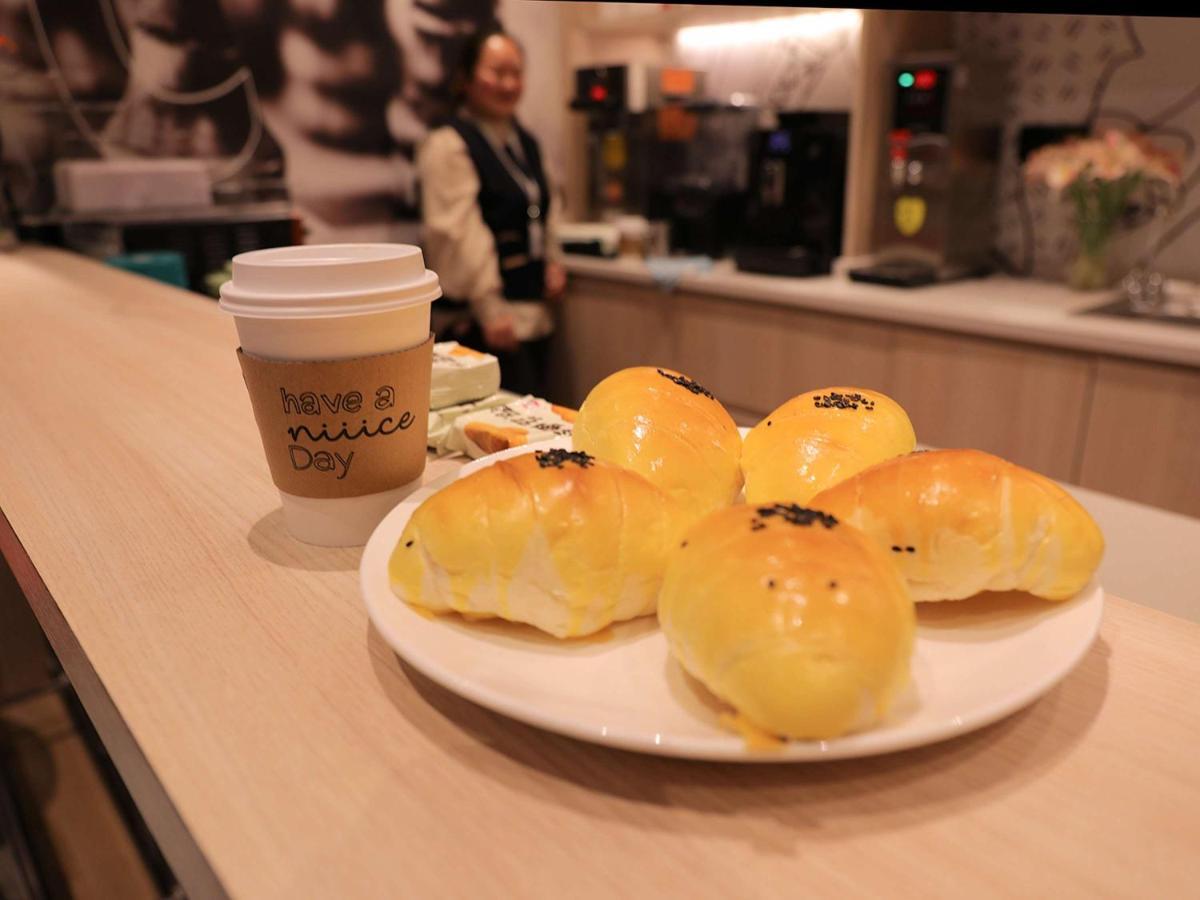 Ibis Shanghai Changshou Road Hotel Экстерьер фото